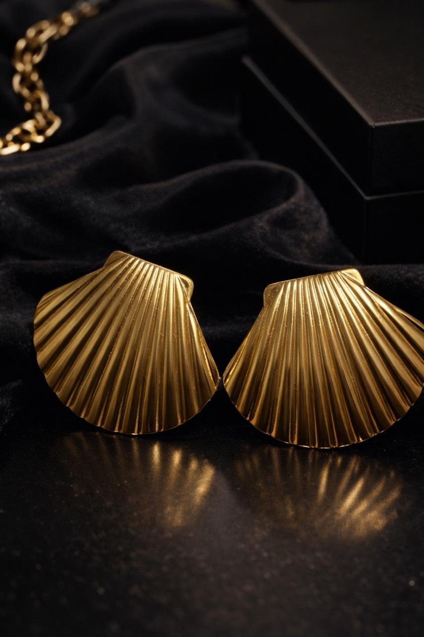 Eliora Aurielle Shell Gold Earrings